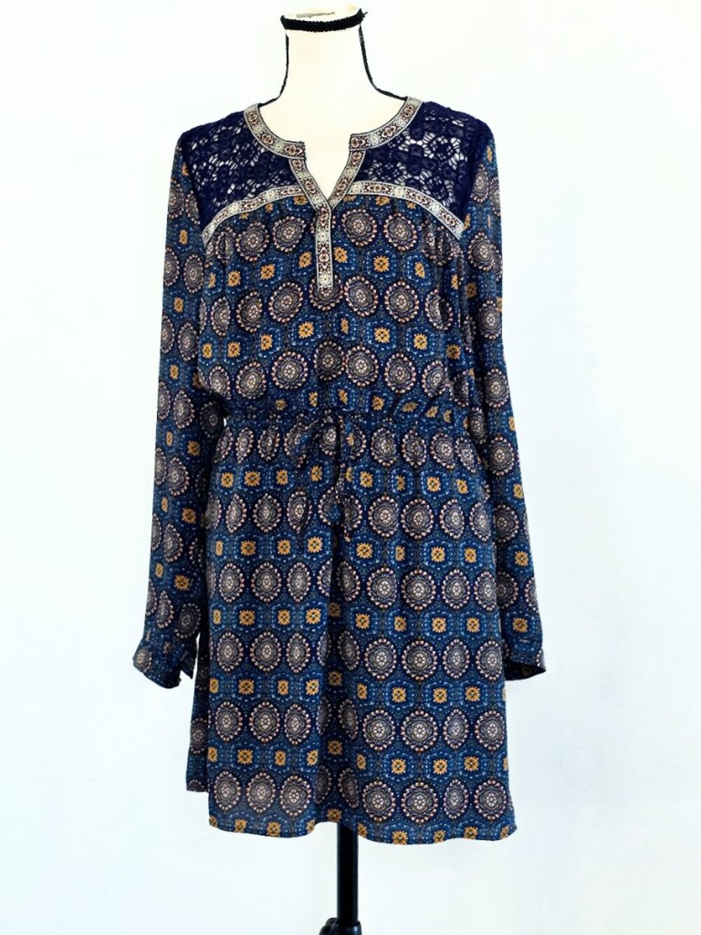 Daniel Rainn Medallion Boho Mini Dress Size M EUC Lace Split Neck Roll Tab Blue